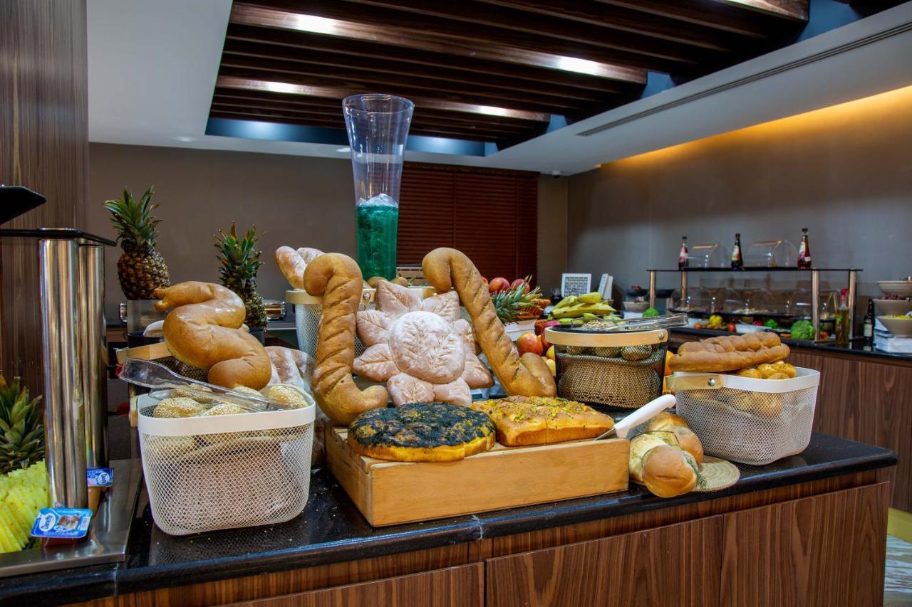 Petra Moon Luxury Hotel Wadi Musa Exterior photo A buffet at a hotel