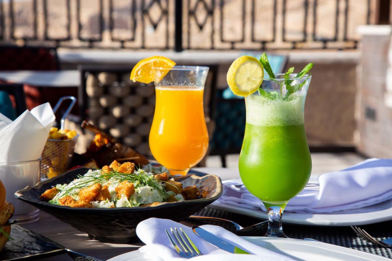 Petra Moon Luxury Hotel Wadi Musa Exterior photo A green smoothie