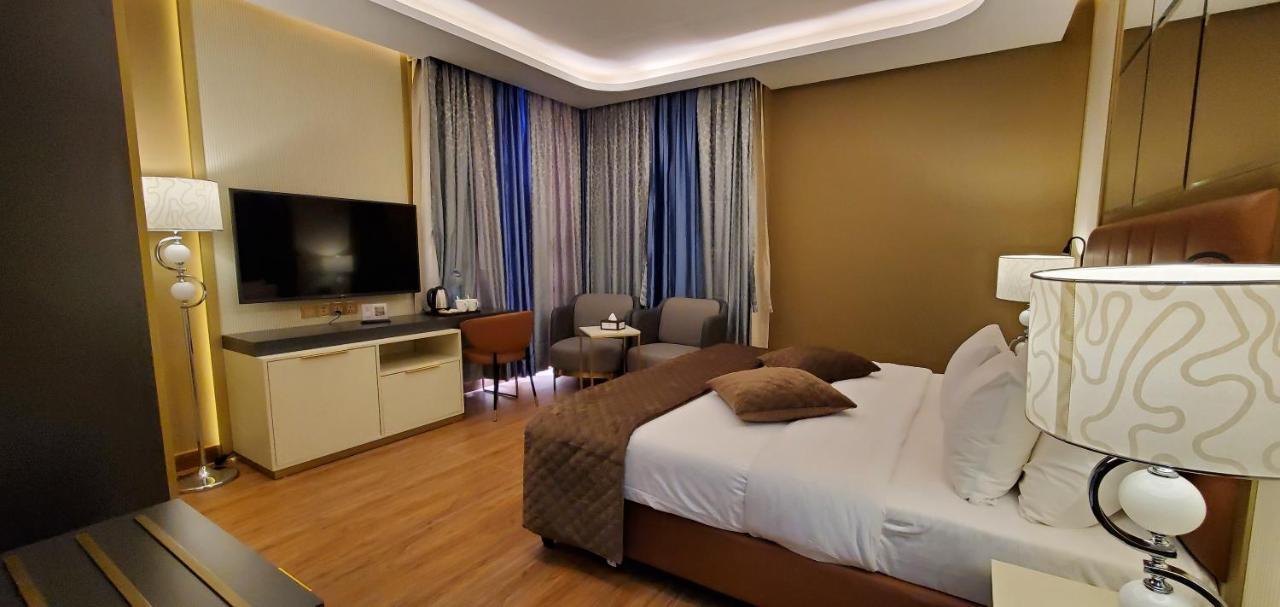 Petra Moon Luxury Hotel Wadi Musa Exterior photo A room at the hotel