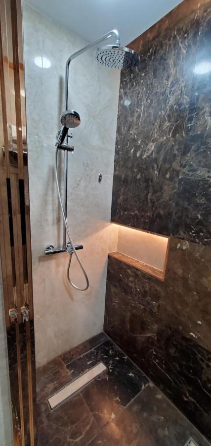 Petra Moon Luxury Hotel Wadi Musa Exterior photo A shower with a shower head and handheld shower