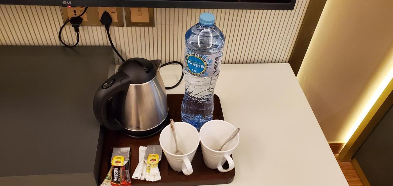 Petra Moon Luxury Hotel Wadi Musa Exterior photo A kettle with a bottle of water
